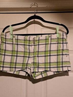 Guess- ladies White &Lime Green Plaid Shorts stylish Comfort 4 Beach/Pool Party